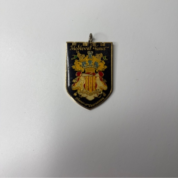Medieval Times Crest Pendant Dinner & Tournament Keychain Enamel Gloss Gold VTG - Picture 15 of 15
